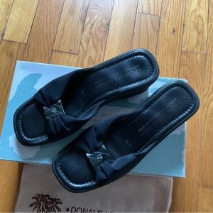 Worn a few times. In very good conditions.6 1/2 M. LIGHT WEIGHT SANDAL.